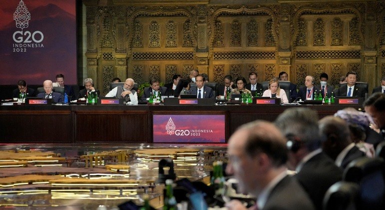 O presidente da Indonésia, Joko Widodo, fala durante a cúpula do G20, em Bali