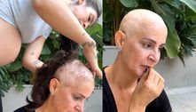 Gabi Brandt raspa o cabelo da mãe, que está em tratamento contra o câncer