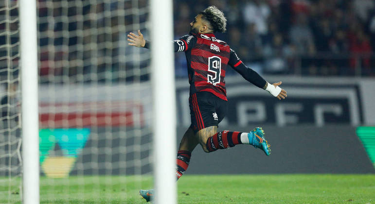 Gabi comemora gol marcado contra o São Paulo