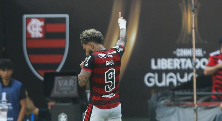 Gabi comemora seu quarto gol em finais da Libertadores