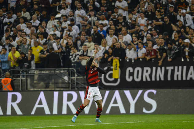GABI... GOL - Gabriel Barbosa fez o segundo do time carioca e deu o respiro necessário para o Flamengo na partida.