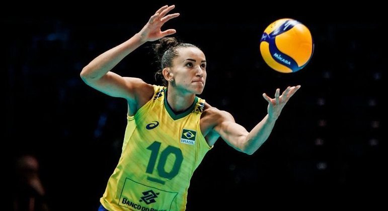 Gabi GuimarãesCapitã da seleção feminina de vôlei, a ponteira começou a jogar aos 14 anos. Ela passou por diversos clubes no Brasil e atualmente defende o VakıfBank Spor Kulübü, da Turquia. Com a seleção, conquistou a medalha de prata em Tóquio, o vice-campeonato na Liga das Nações de 2022 e o vice-campeonato no Campeonato Mundial em 2022