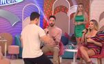 Patrick resolveu inovar na apresentação, beijando uma rosa e distribuindo as pétalas entre as participantes. A conselheira também exigiu ser incluída e ganhou o presente!