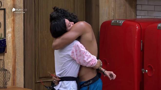 A manhÃ£ foi tensa para Gabi Prado. Ela se sentiu pressionada pelos peÃµes por causa dos dois erros que levaram Ã  duas puniÃ§Ãµes. Chateada, ela chorou e foi consolada por JoÃ£o Zoli