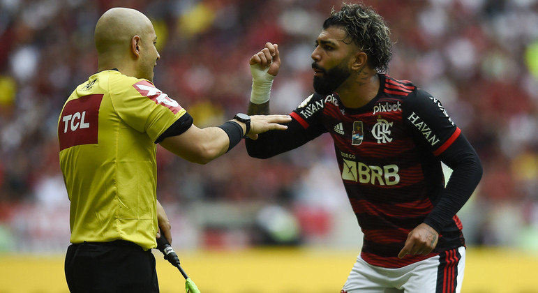 Gabigol é o jogador com mais cartões no futebol brasileiro desde 2017