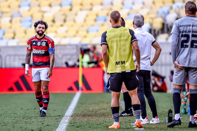 Gabigol fez outra péssima partida ontem, na derrota para o Botafogo. Está irreconhecível