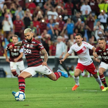 Valor de mercadoGabigol está emprestado ao Flamengo pela Inter de Milão. Se o clube carioca quiser comprar os direitos do craque, terá que pagar R$ 137 milhões. Segundo o site Transfermarkt, ele está avaliado em R$ 82 milhões