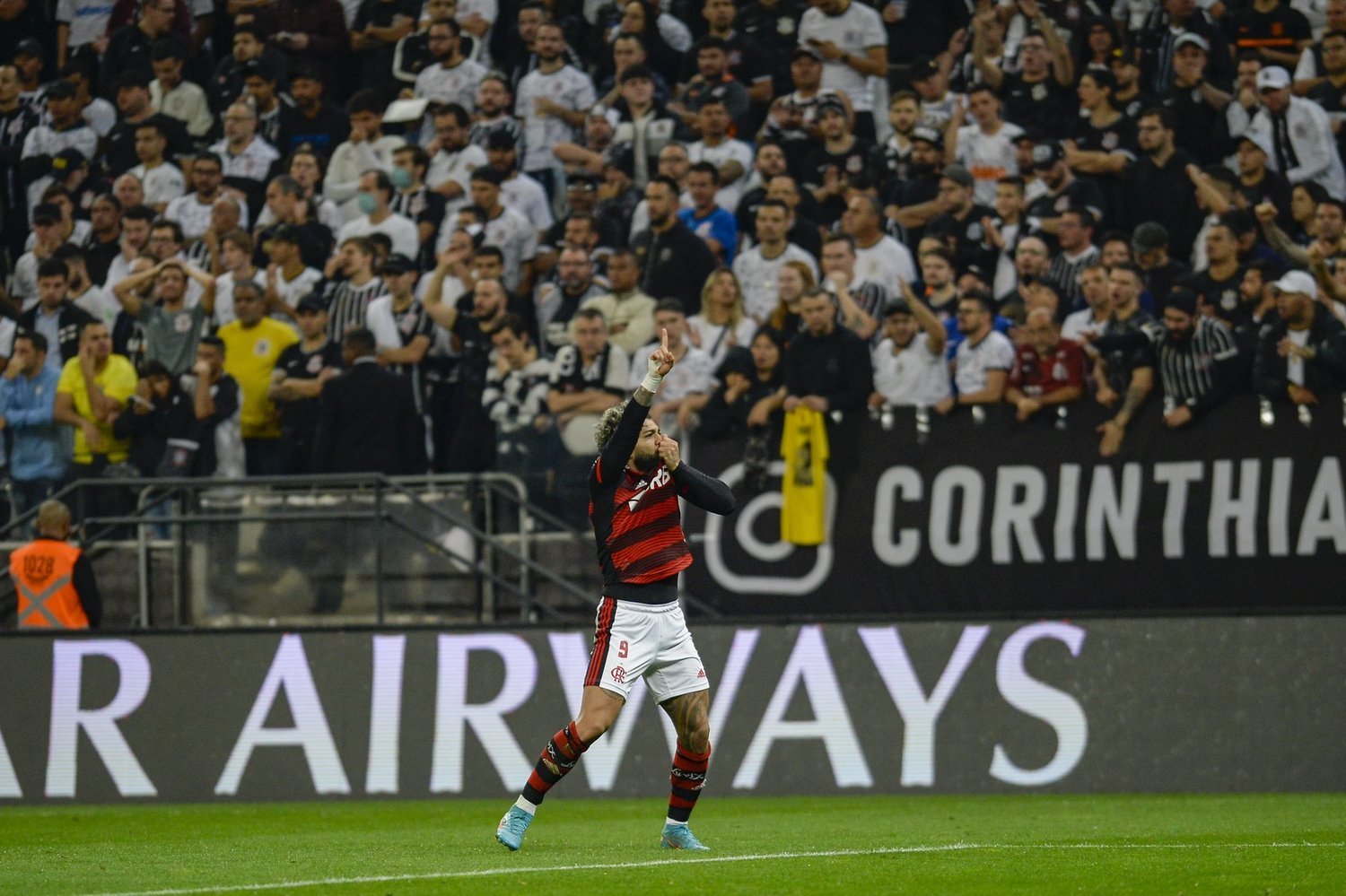A apaixonada torcida corintiana viu tudo ruir depois do segundo gol do Flamengo. Gabigol foi cruel