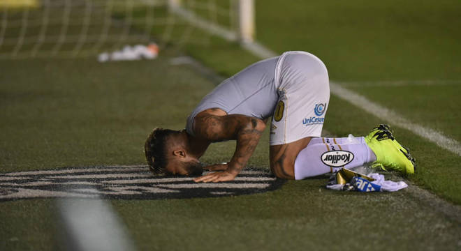 Gabigol beija o escudo do Santos. Mas avisa que pode jogar nos rivais em 2019