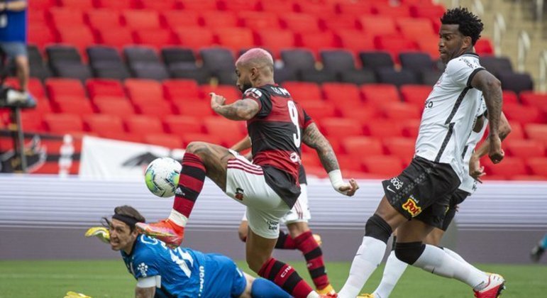 Gabigol marca o decisivo gol do Flamengo. S a tecnologia para confirmar o lance