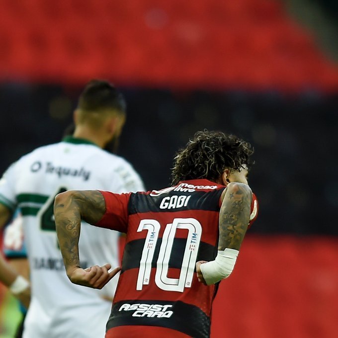 Gabigol gol contra o Coritiba. Fim de jejum de dez partidas. Flamengo venceu, sob o olhar de Sampaoli