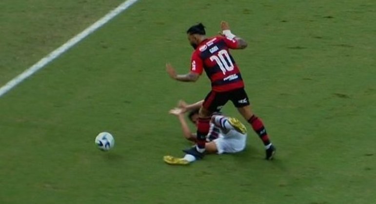Gabigol pisa em Ganso no clássico contra o Fluminense. Por simulação e pelo pisão, tinha de ser expulso