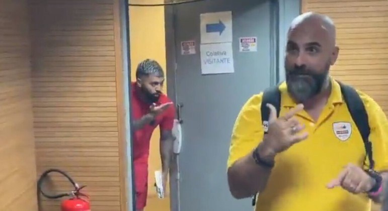 Gabigol chama atenção ao interromper entrevista de Dorival para mandar um beijo