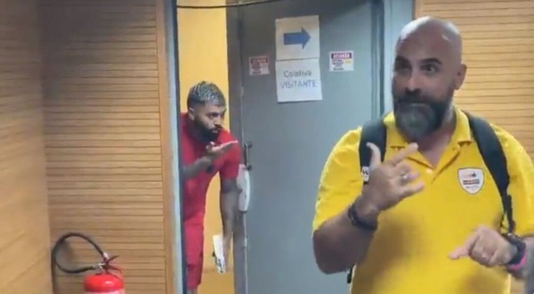 Gabigol chama atenção ao interromper entrevista de Dorival para mandar um beijo