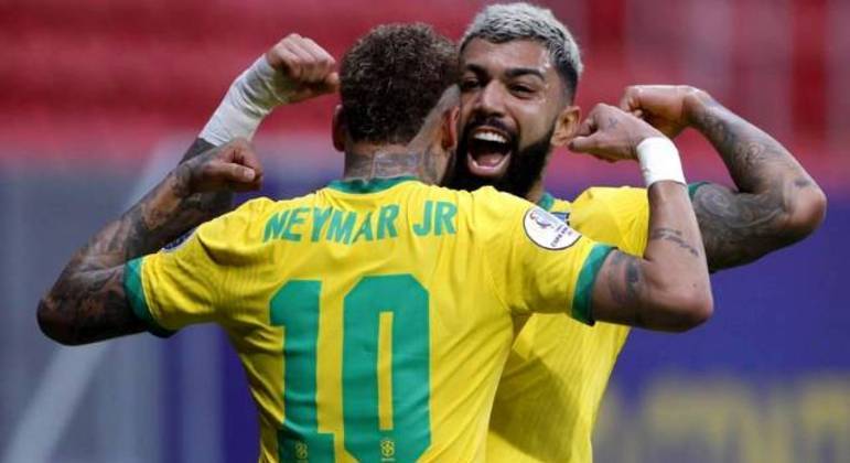 Gabigol e Neymar comemoram gol. Atacante tem grande chance de não ser convocado