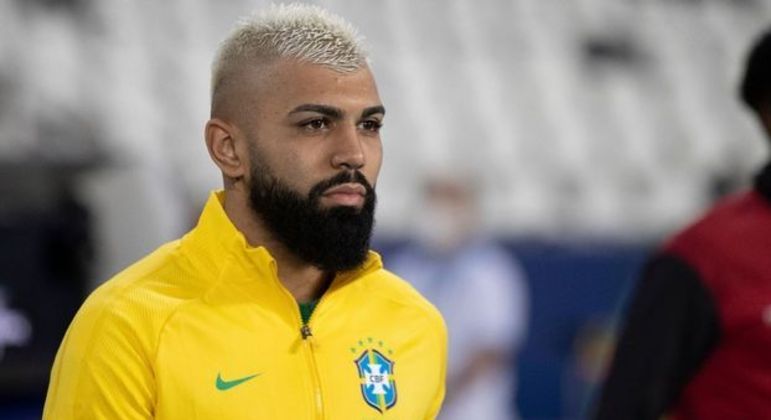 Gabigol, queimado. Tendo de jogar fixo, entre zagueiros adversários, como detesta e não rende