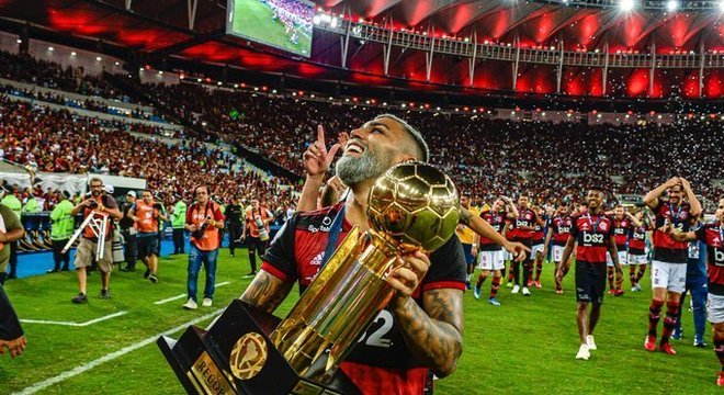 Gabigol com o troféu da Recopa. A alegria da hegemonia na América do Sul