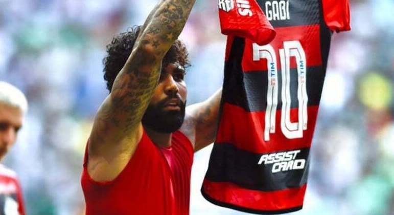 Gabigol mostra a camisa com seu nome para a torcida do Palmeiras. Provocação, gols e derrota
