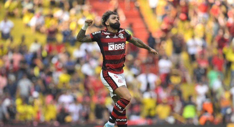 Gabigol. Quatro gols em três finais de Libertadores. Flamengo se aproveitou da expulsão infantil do Athletico
