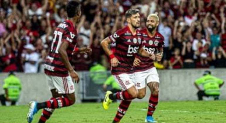 Gabigol, Bruno Henrique e Arrascaeta, juntos, valem cerca de R$ 309,6 milhões, segundo o Transfermarkt. Já pensou contar com esse trio no seu time?