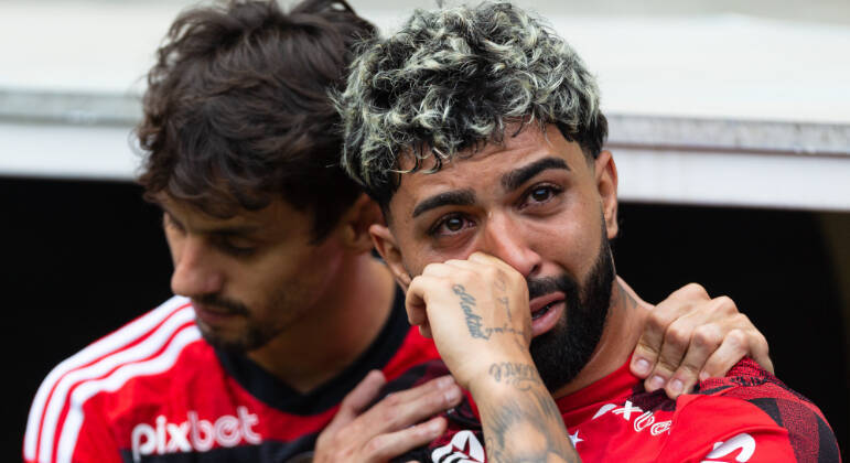 Gabigol chora ao lado de Rodrigo Caio antes da partida do Flamengo contra o Cuiabá