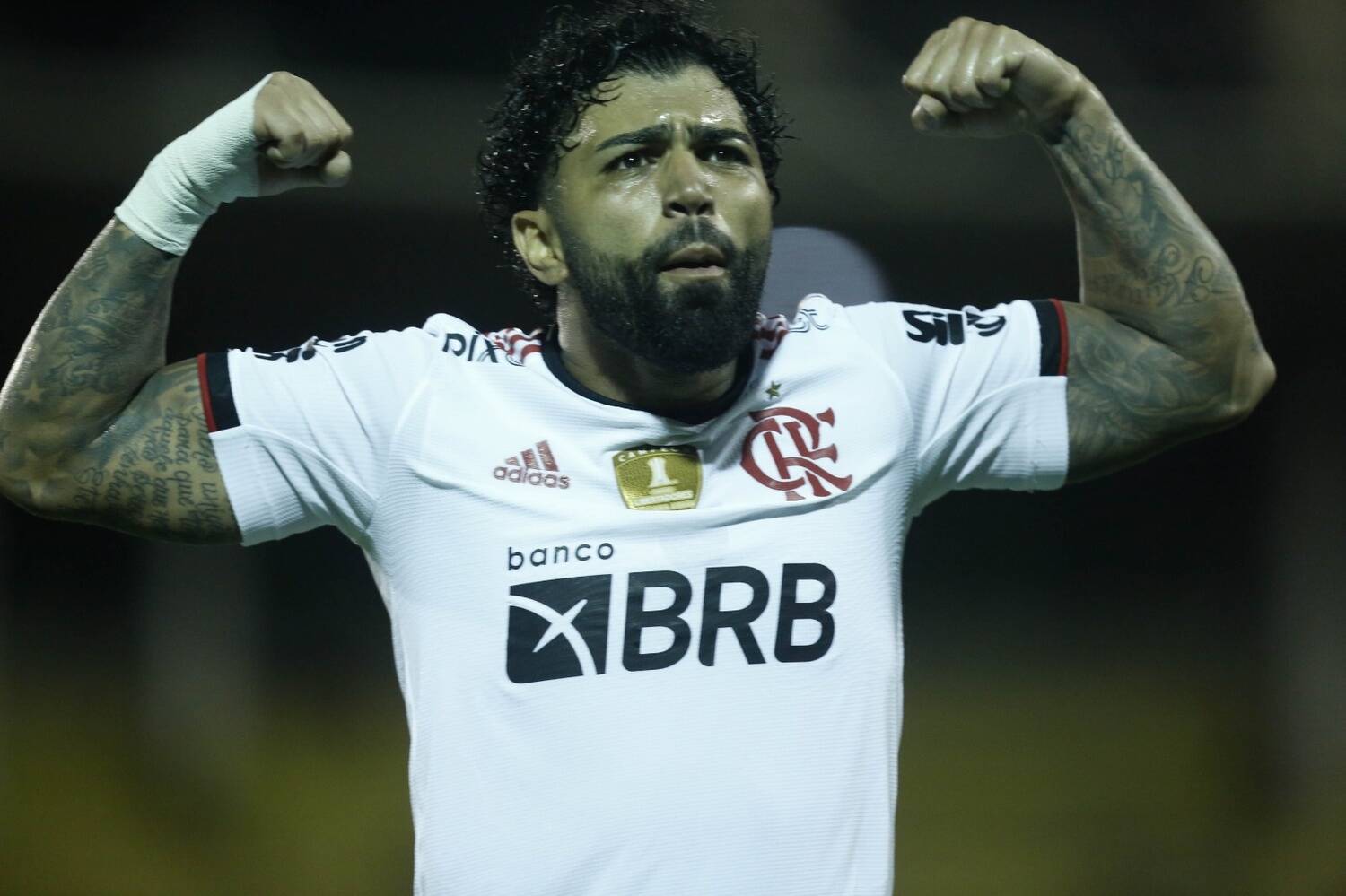 Após boatos de traição, modelo se separa de lateral do Flamengo