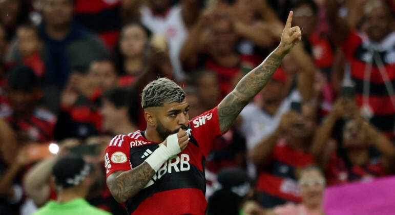Gabigol comemora o gol que abriu o placar para o Flamengo contra o Fortaleza no Brasileirão