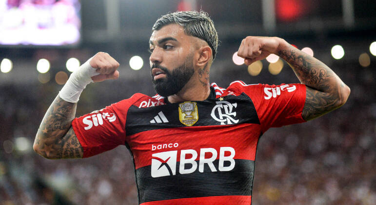 Gabigol comemora o gol que abriu o placar para o Flamengo contra o Fortaleza no Brasileirão