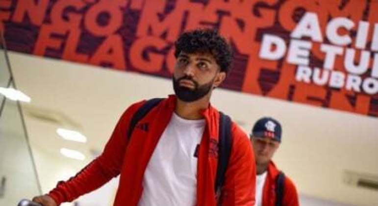 Gabigol no caminho do embarque do Flamengo
