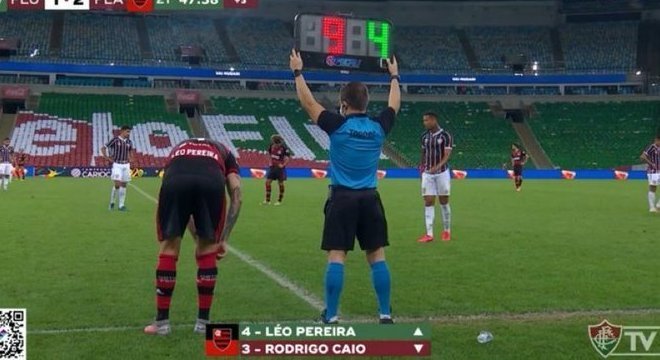 O número mostrado para substituição não foi o 9 de Gabigol. Foi o 3, de Rodrigo Caio