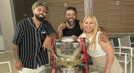 Pais do craque não concordam com ataques que o camisa 10 recebe