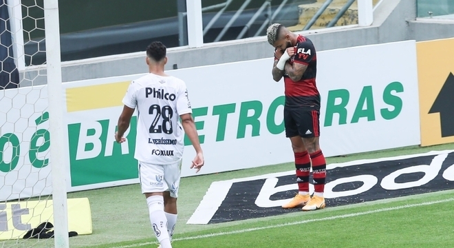 Gabigol homenageia ator de Pantera Negra após marcar na Vila Belmiro