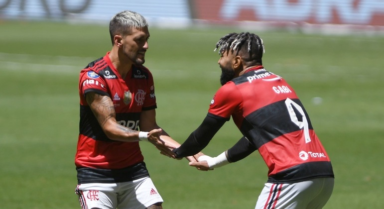 Paquetá brilha, mas Vitinho faz seu melhor jogo em vitória do