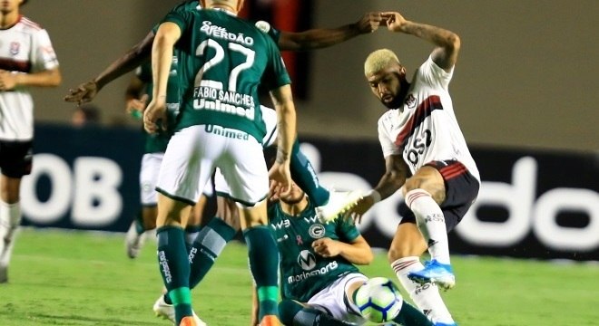 Gabigol, do Flamengo, brigou pela bola no empate com o Goiás