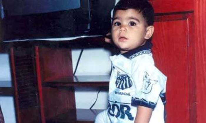 Gabigol, hoje ídolo do Flamengo, com a camisa do Santos quando era só um garotinho