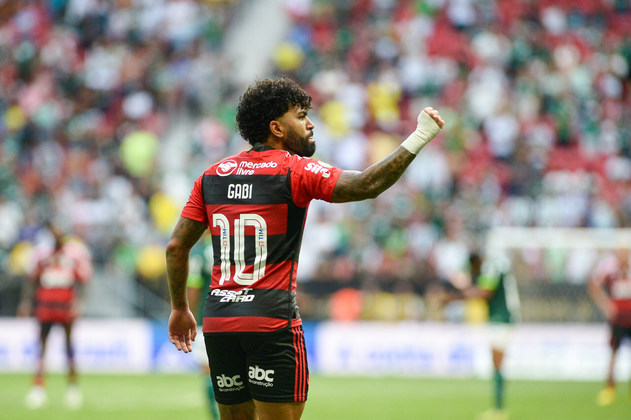 Já faz algum tempo que Gabigol passa por uma repaginação na imagem, e a reconciliação com Rafaella e os sogros parece ser mais um indício de que a tentativa vem dando certo. O jogador deixou de se envolver em tantas polêmicas, assumiu mais responsabilidades no Flamengo e se tornou um profissional exemplar com as cores rubro-negras. No começo deste ano, Gabi herdou a eterna camisa 10 de Zico e parece ter mudado completamente a postura dentro e fora de campo