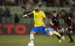 GabigolUm dos grandes artilheiros do futebol brasileiro nos últimos anos, Gabigol nunca foi na seleção nem de perto o jogador que é no Flamengo. Nas poucas chances que teve com Tite, jogando mais centralizado, não rendeu o esperado e perdeu espaço justamente para Pedro, seu companheiro de Flamengo