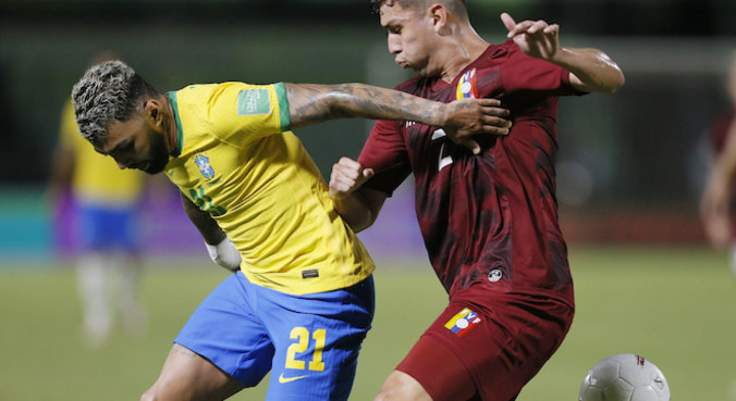 Gabigol teve trabalho, mas conseguiu um pênalti e virou a partida para o Brasil