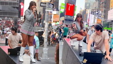 Cantora Gabily faz apresentação na Times Square, em Nova York