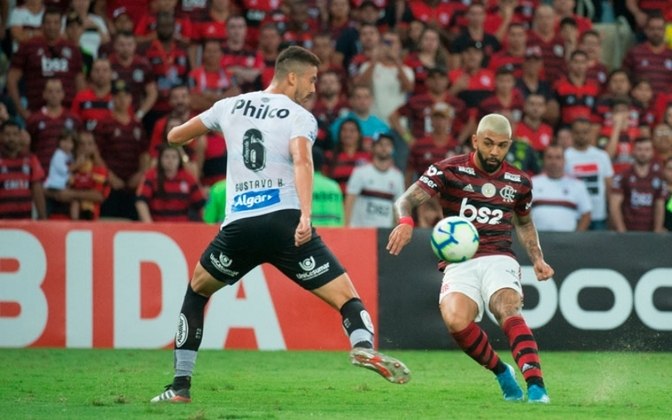 Gabriel Barbosa: Ainda em 2019, o atacante foi o artilheiro e o destaque do Brasileirão conquistado pelo Flamengo. Um dos 25 gols do camisa 9 no torneio foi em cima do Santos (foto): um golaço no Maracanã, lotado de rubro-negros, em cima do clube que o revelou e foi o vice-líder do campeonato.