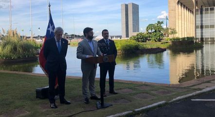 Presidente Gabriel Boric, em frente ao Itamaraty