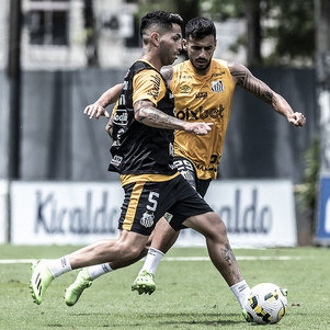 Carabajal conduz bola no CT