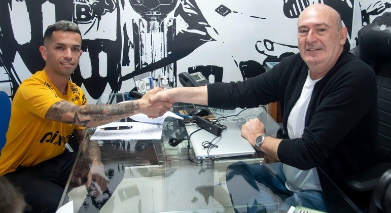 Gabriel Carabajal com o presidente Andres Rueda em assinatura de contrato na Vila Belmiro