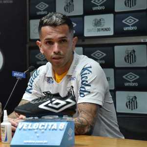 O meia Gabriel Carabajal durante apresentação oficial no Peixe