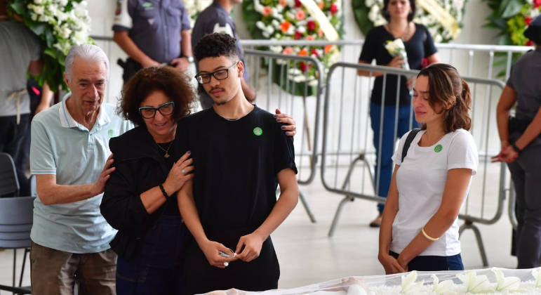  Gabriel Costa Penna, filho de Gal Costa, é amparado no velório da cantora