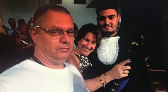 Gabriel Martinez junto com os pais durante sua colação de grau: jovem morreu aos 26 anos