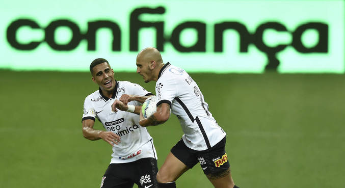 Fábio Santos não titubeou para marcar gol, de pênalti, para o Corinthians