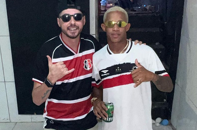 Gabriel Farias de Oliveira tinha 24 anos. Ele foi criado na Favela do Canal, no bairro do Arruda, na Zona Norte do Recife. Além de cantor, MC Biel Xcamoso também era produtor. Ele era torcedor do Santa Cruz, clube de futebol da região. 