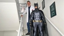 Rir é o melhor remédio: vestidos de Batman, professores dão aula de inglês em hospitais 