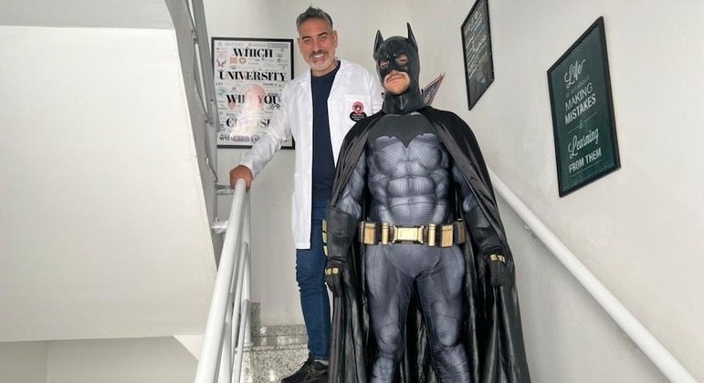 Gabriel Frozi e professor Batman ensinam inglês em hospitais